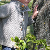 Présentation du gilet pour enfants Joseph, patron de tricot créé par Julie Partie