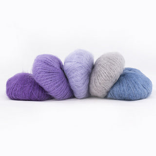 Cinq pelotes de Silky Kid de Kremke dans des teintes assorties allant du violet au bleu jeans