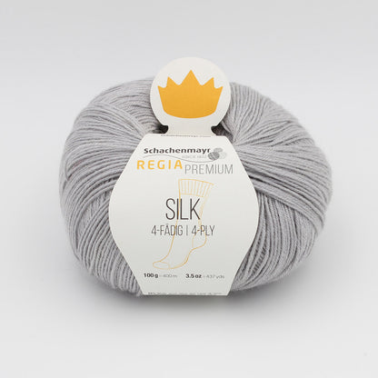 Une pelote de Regia Premium Silk coloris Gris Clair