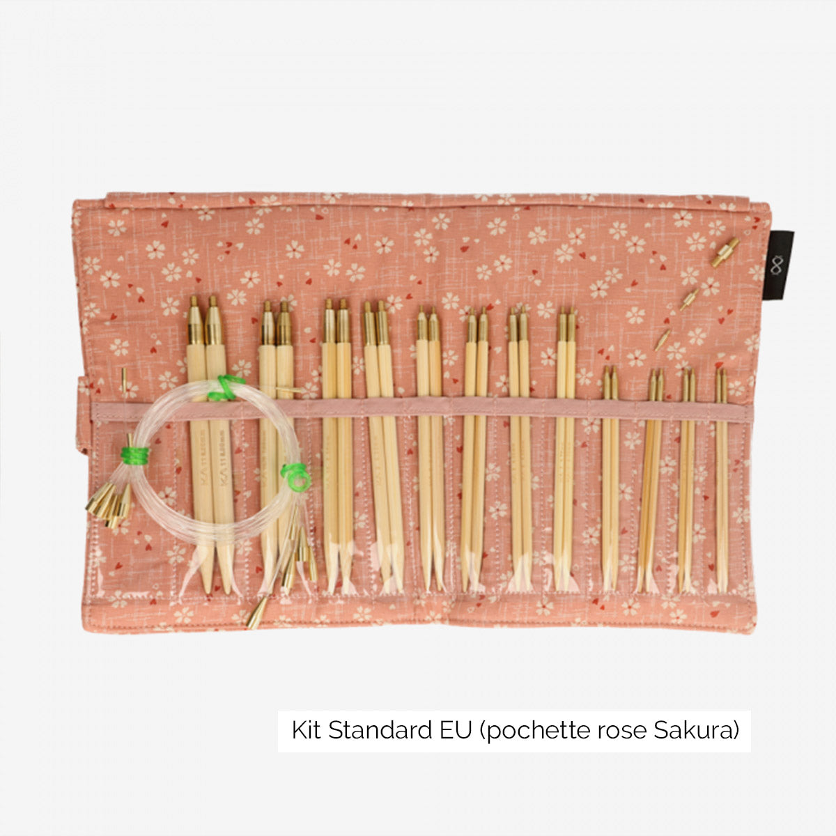 Présentation du kit Seeknit Standard EU de Kinki Amibari, avec 12 paires de pointes en bambou rangées dans leur compartiment et accessoires, dans la pochette en tissu sakura, rose doux fleuri blanc et rouge