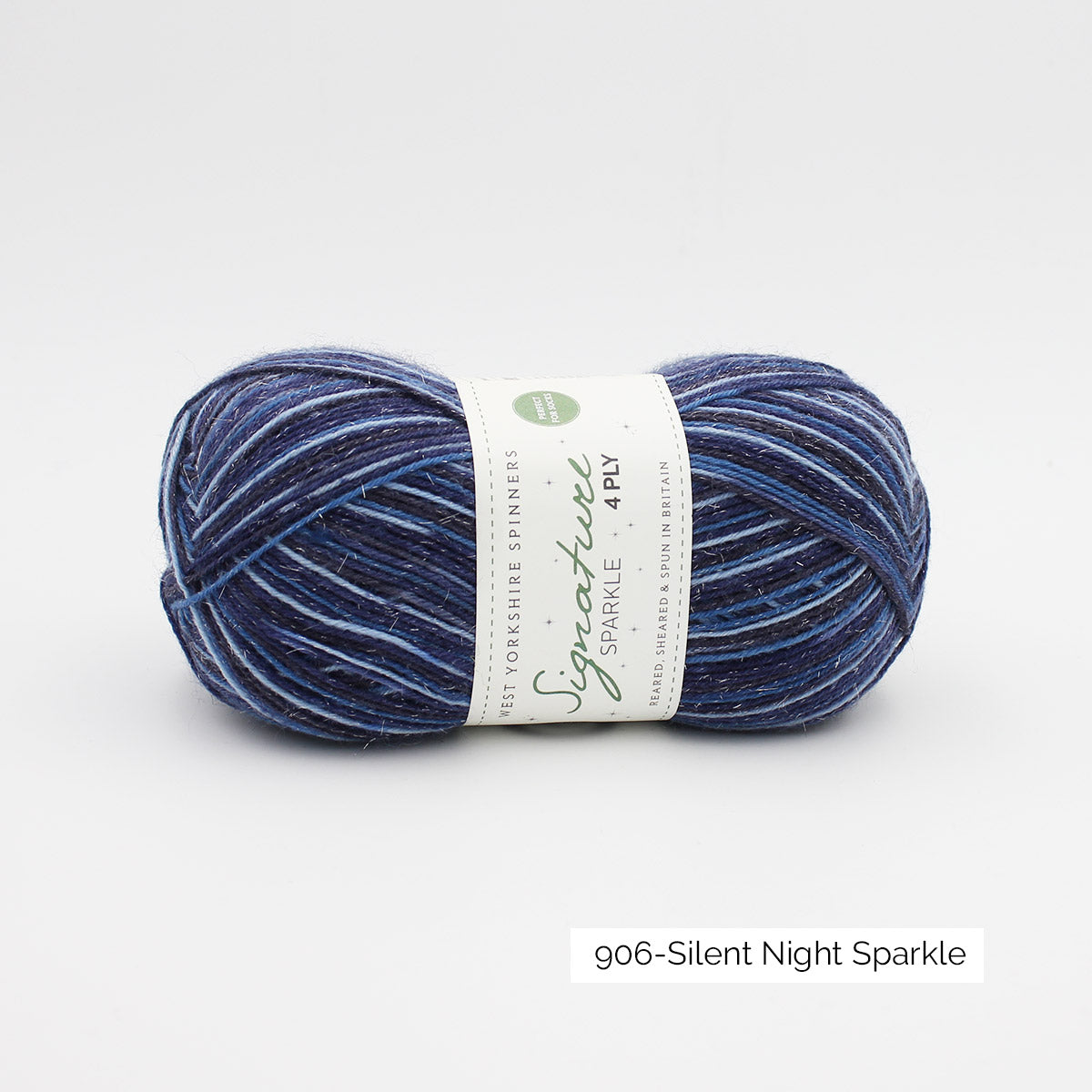 Une pelote de laine à chaussettes de la collection spéciale de Noël 2020 de West Yorkshire Spinners, coloris Silent Night Sparkle (autorayante avec différents bleus et paillettes argentées)