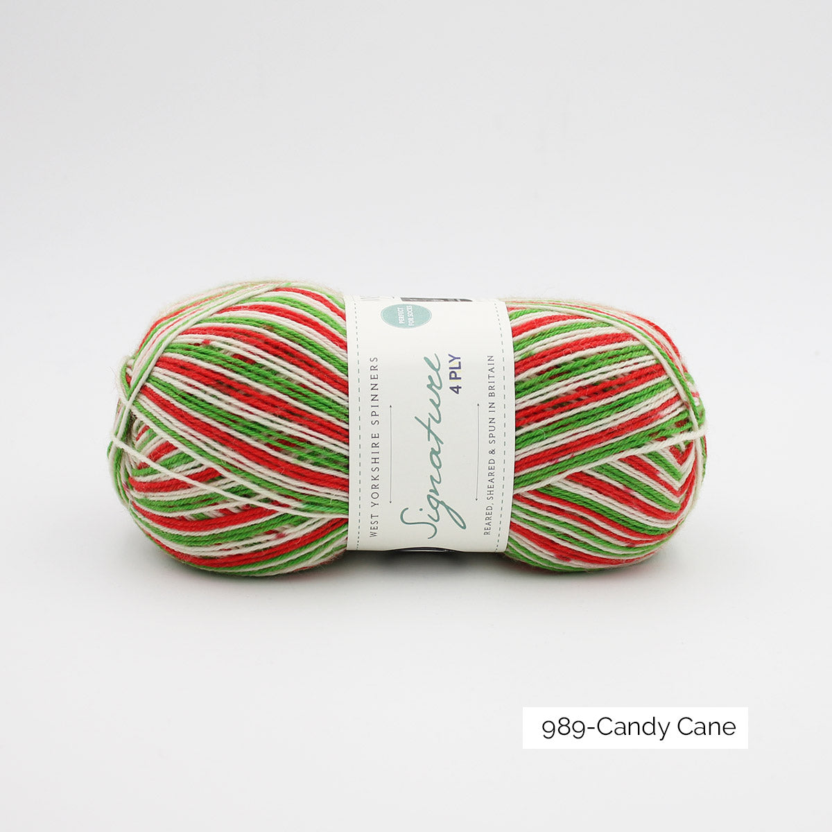 Une pelote de laine à chaussettes de la collection spéciale de Noël 2020 de West Yorkshire Spinners, coloris Candy Cane (autorayante blanc, vert prairie et rouge)