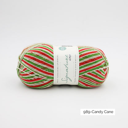 Une pelote de laine à chaussettes de la collection spéciale de Noël 2020 de West Yorkshire Spinners, coloris Candy Cane (autorayante blanc, vert prairie et rouge)