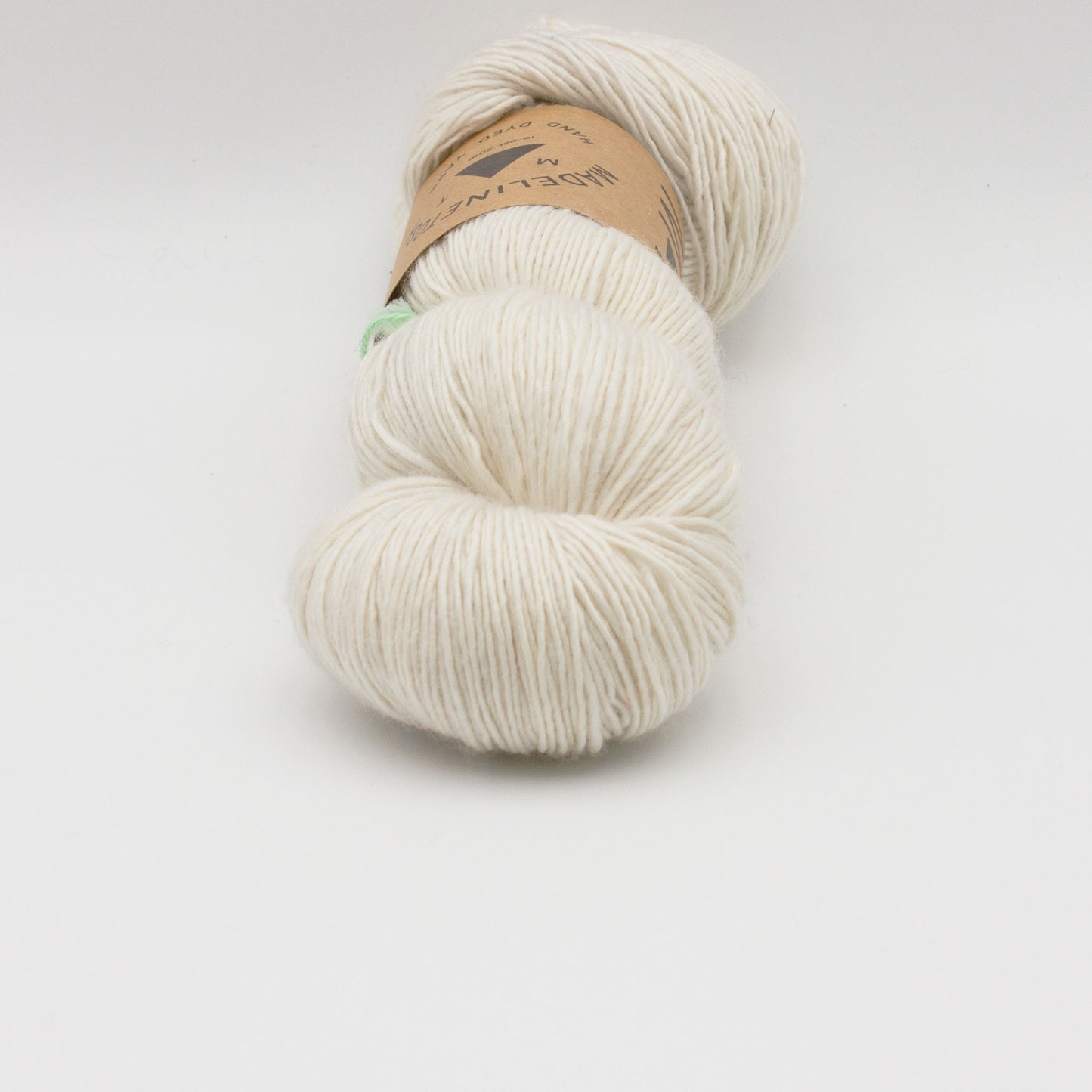 Gros plan sur un écheveau de Tosh Merino Light (TML) de Madeline Tosh coloris Antler