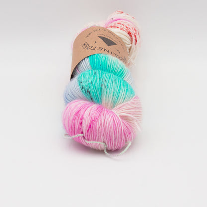 Gros plan sur un écheveau de Tosh Merino Light (TML) de Madeline Tosh coloris Confetti Bomb