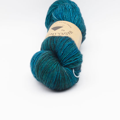 Gros plan sur un écheveau de Tosh Merino Light (TML) de Madeline Tosh coloris Cousteau