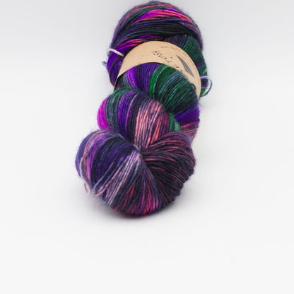 Gros plan sur un écheveau de Tosh Merino Light (TML) de Madeline Tosh coloris Dali