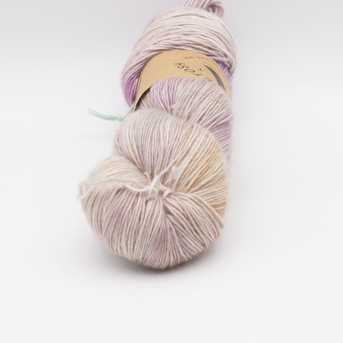 Gros plan sur un écheveau de Tosh Merino Light (TML) de Madeline Tosh coloris Dustweaver