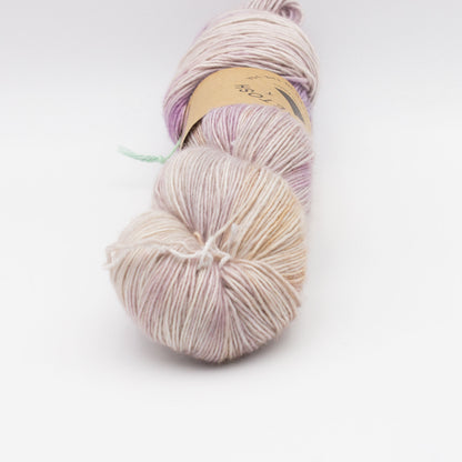 Gros plan sur un écheveau de Tosh Merino Light (TML) de Madeline Tosh coloris Dustweaver