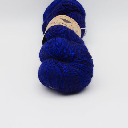 Gros plan sur un écheveau de Tosh Merino Light (TML) de Madeline Tosh coloris Fathom