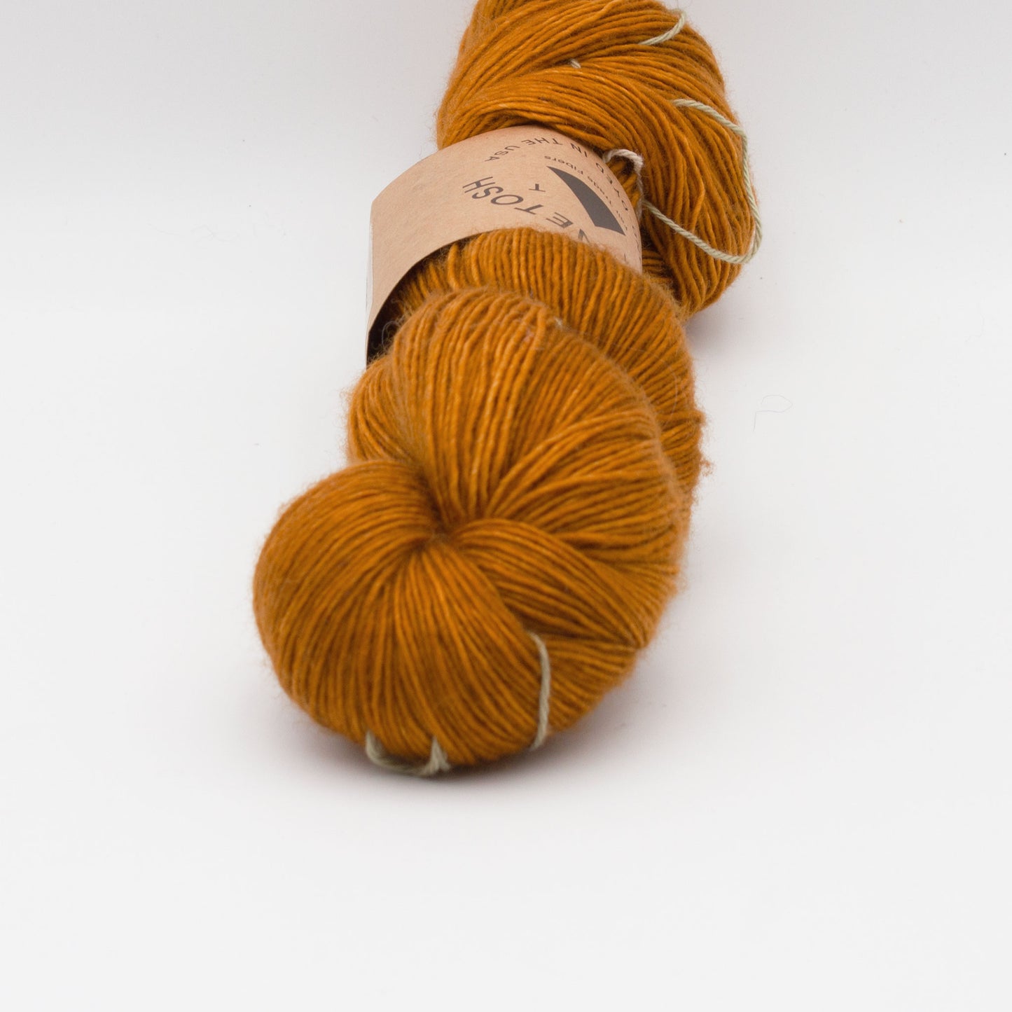 Gros plan sur un écheveau de Tosh Merino Light (TML) de Madeline Tosh coloris Glazed Pecan