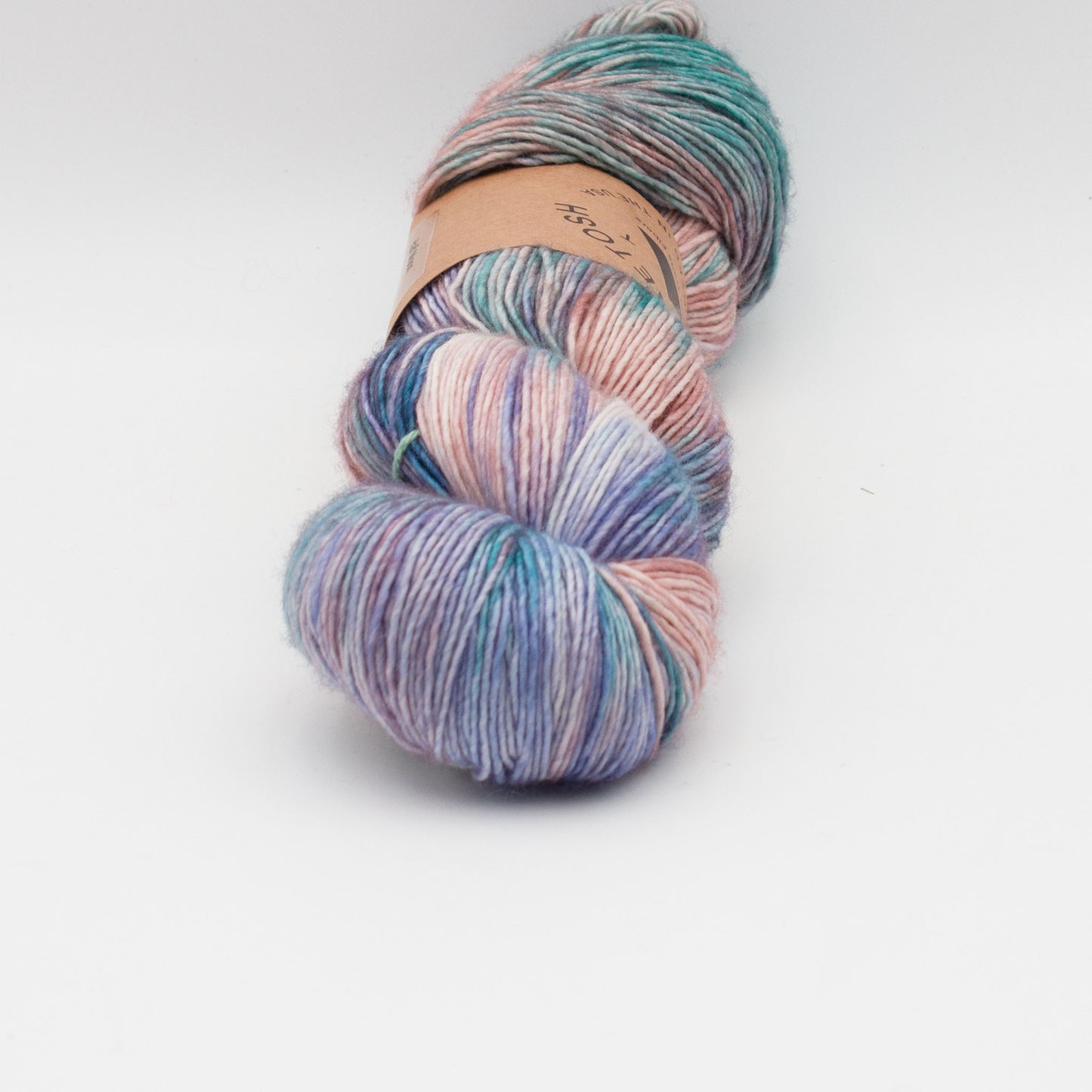 Gros plan sur un écheveau de Tosh Merino Light (TML) de Madeline Tosh coloris Half Moon