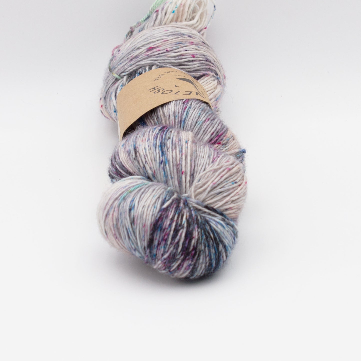 Gros plan sur un écheveau de Tosh Merino Light (TML) de Madeline Tosh coloris Killing Me Softly