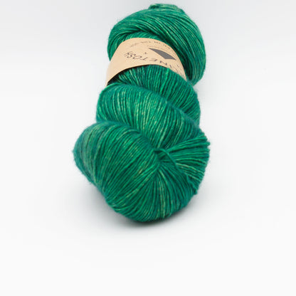 Gros plan sur un écheveau de Tosh Merino Light (TML) de Madeline Tosh coloris Malachite