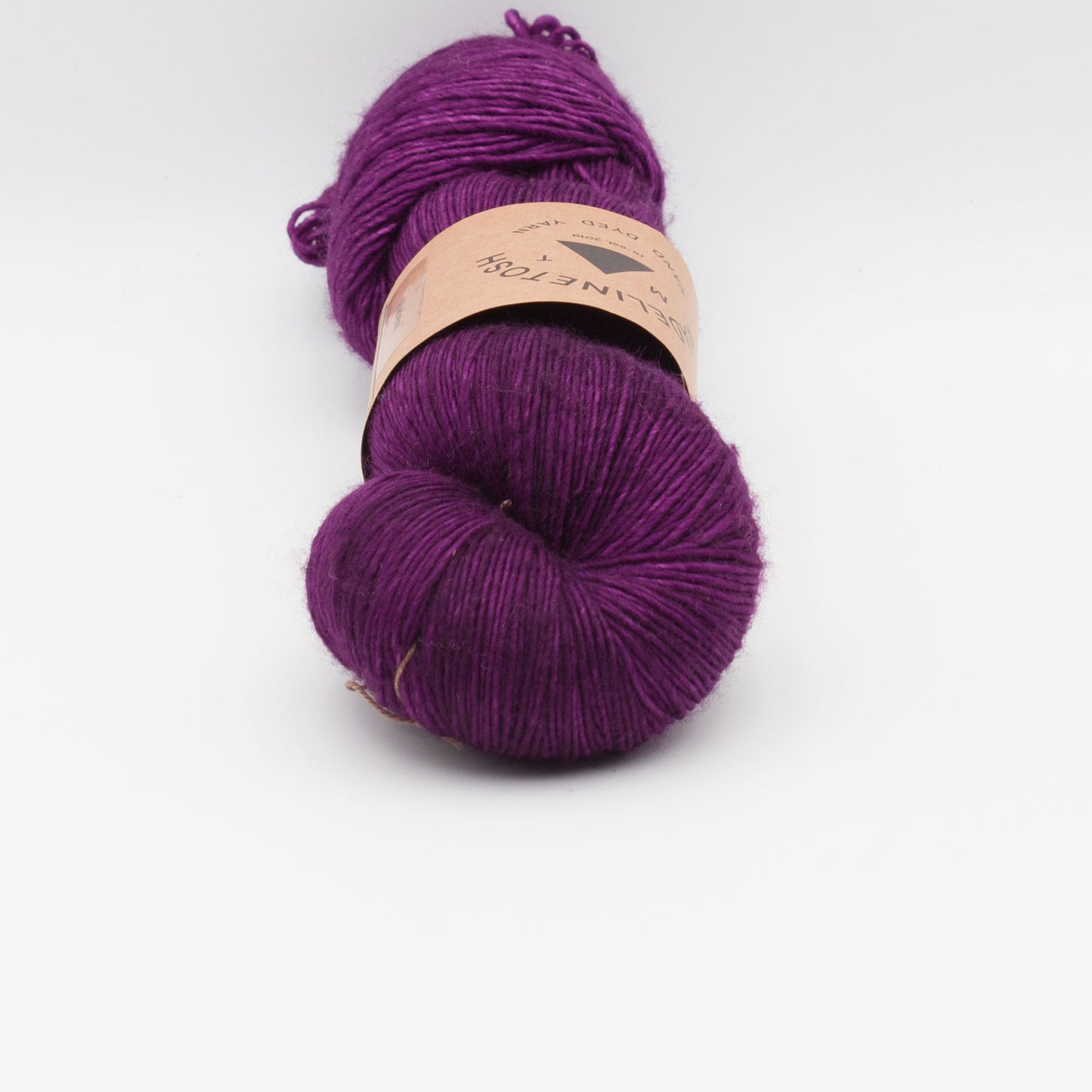 Gros plan sur un écheveau de Tosh Merino Light (TML) de Madeline Tosh coloris Medieval