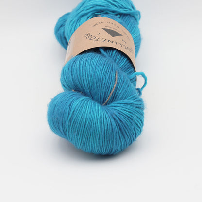 Gros plan sur un écheveau de Tosh Merino Light (TML) de Madeline Tosh coloris Midnight Pass