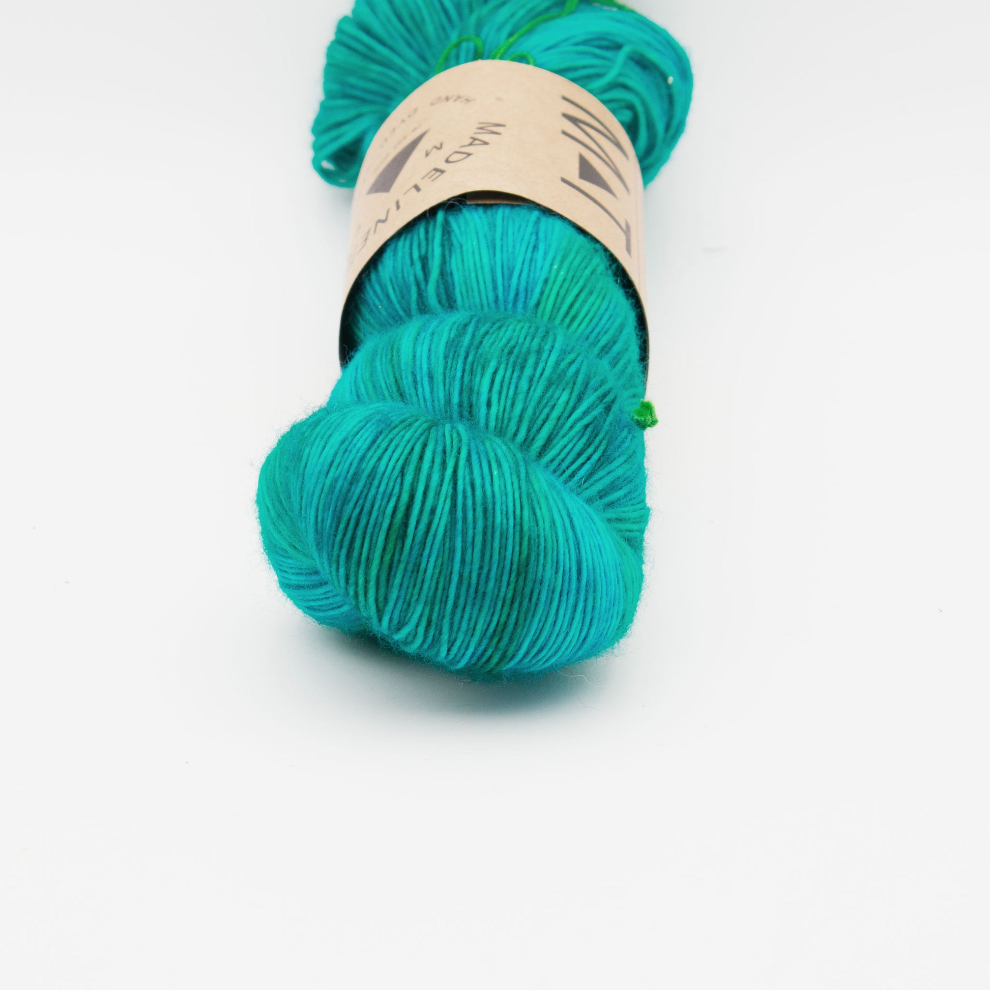 Gros plan sur un écheveau de Tosh Merino Light (TML) de Madeline Tosh coloris Nassau Blue