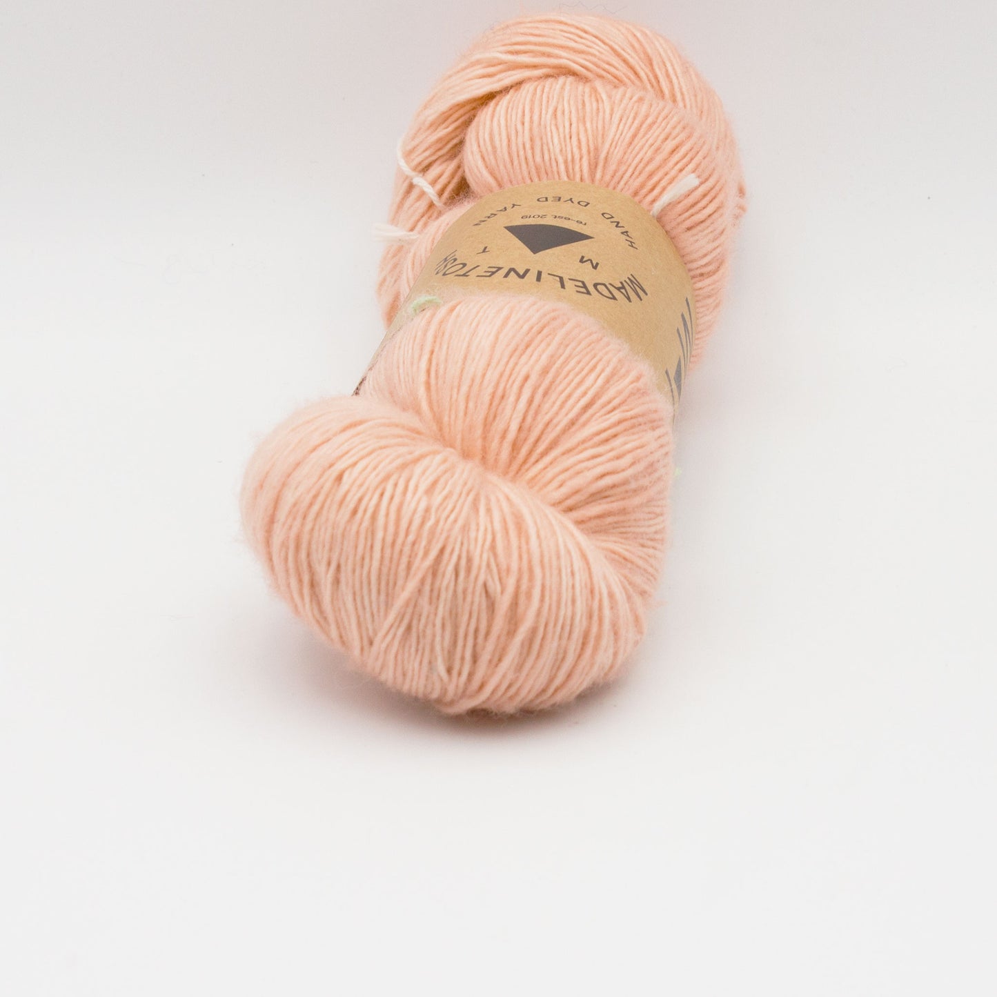 Gros plan sur un écheveau de Tosh Merino Light (TML) de Madeline Tosh coloris Pink Clay