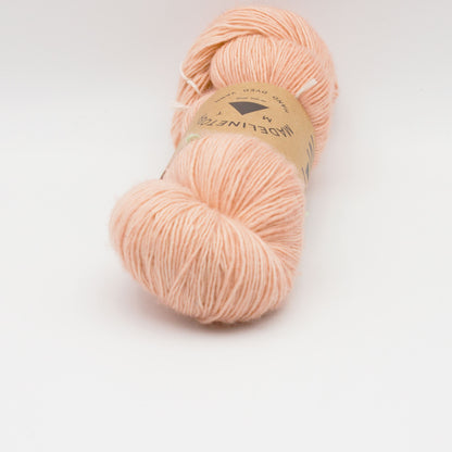 Gros plan sur un écheveau de Tosh Merino Light (TML) de Madeline Tosh coloris Pink Clay