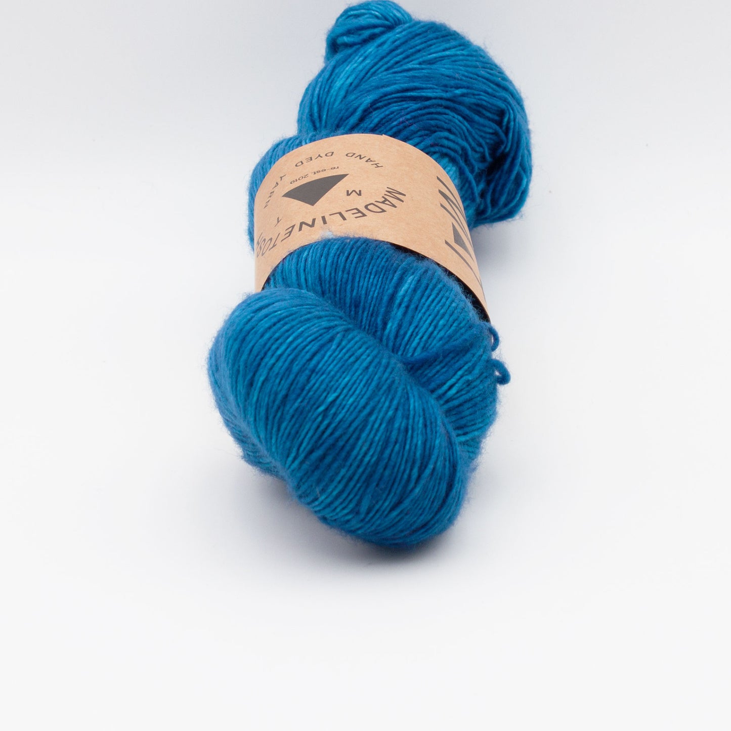 Gros plan sur un écheveau de Tosh Merino Light (TML) de Madeline Tosh coloris River Crossing Deep