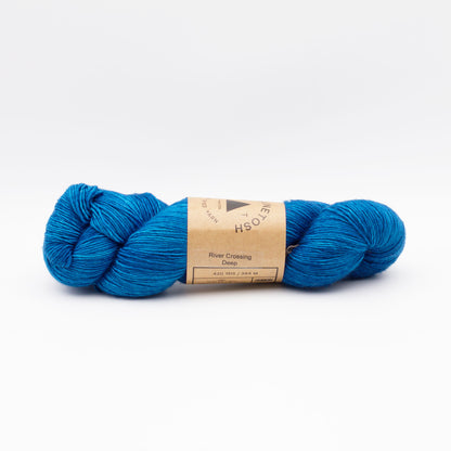 Echeveau de Tosh Merino Light (TML) de Madeline Tosh coloris Crossing Deep