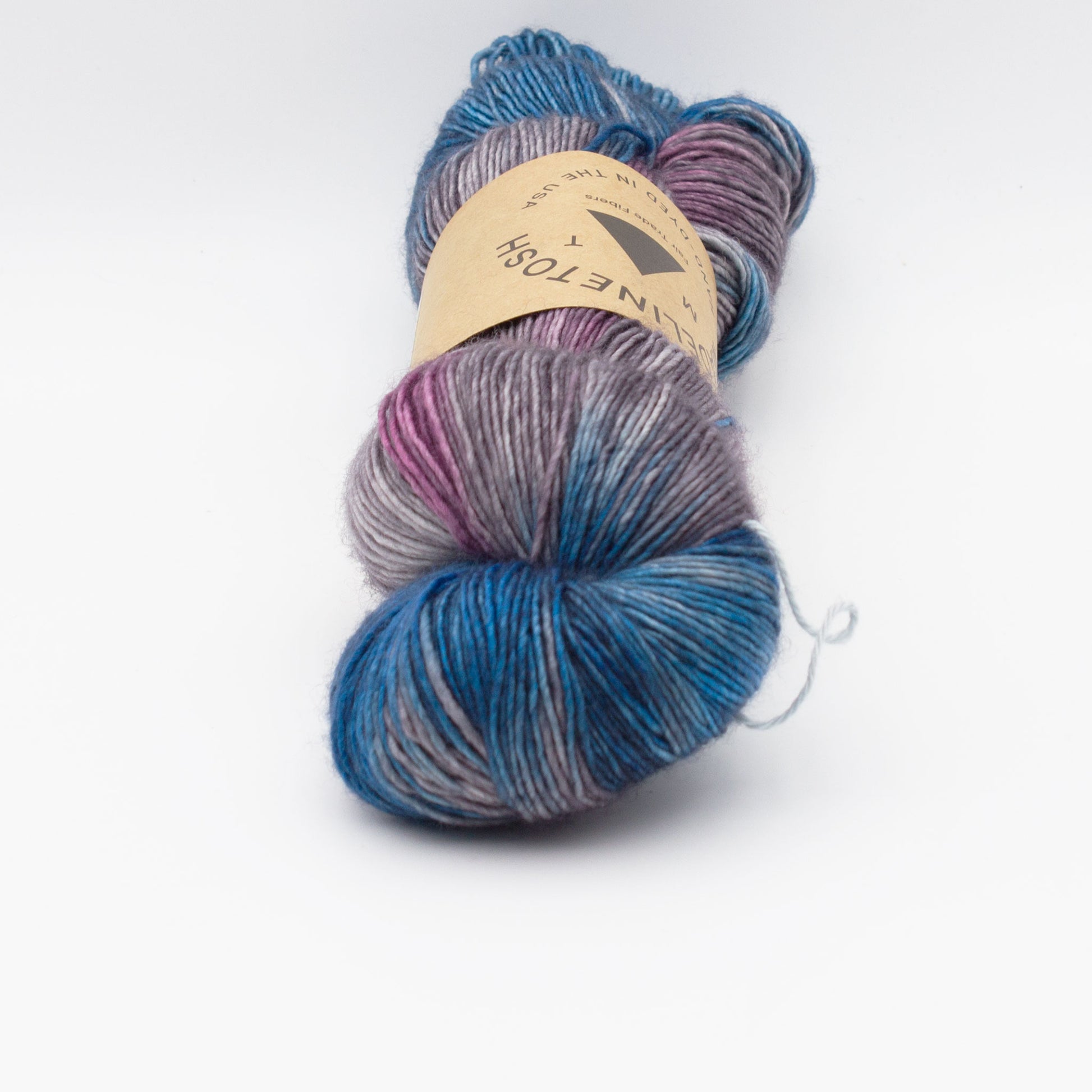 Gros plan sur un écheveau de Tosh Merino Light (TML) de Madeline Tosh coloris Steam Age