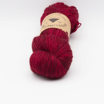 Gros plan sur un écheveau de Tosh Merino Light (TML) de Madeline Tosh coloris Tart