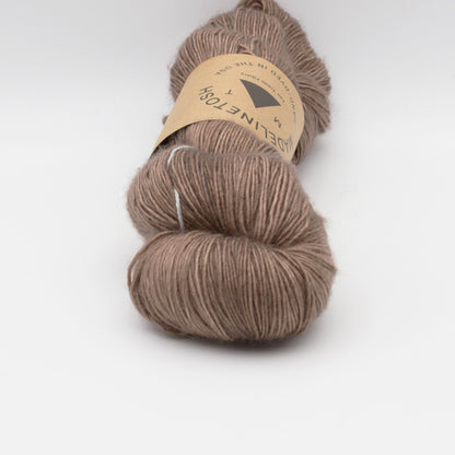 Gros plan sur un écheveau de Tosh Merino Light (TML) de Madeline Tosh coloris Toast