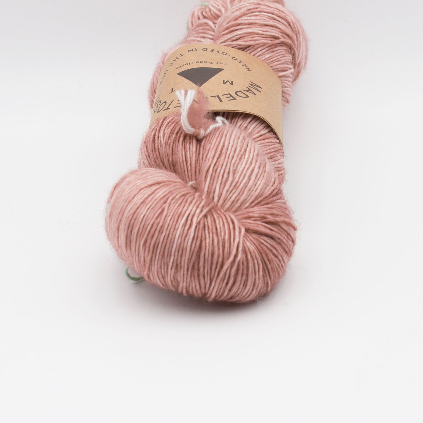 Gros plan sur un écheveau de Tosh Merino Light (TML) de Madeline Tosh coloris Trodden