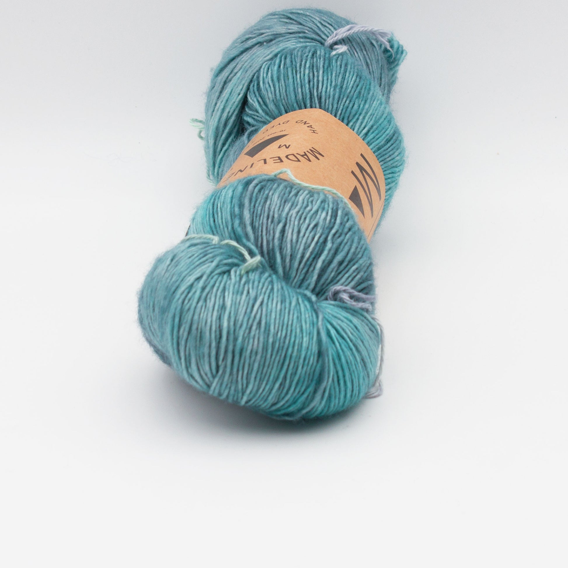 Gros plan sur un écheveau de Tosh Merino Light (TML) de Madeline Tosh coloris Undergrowth