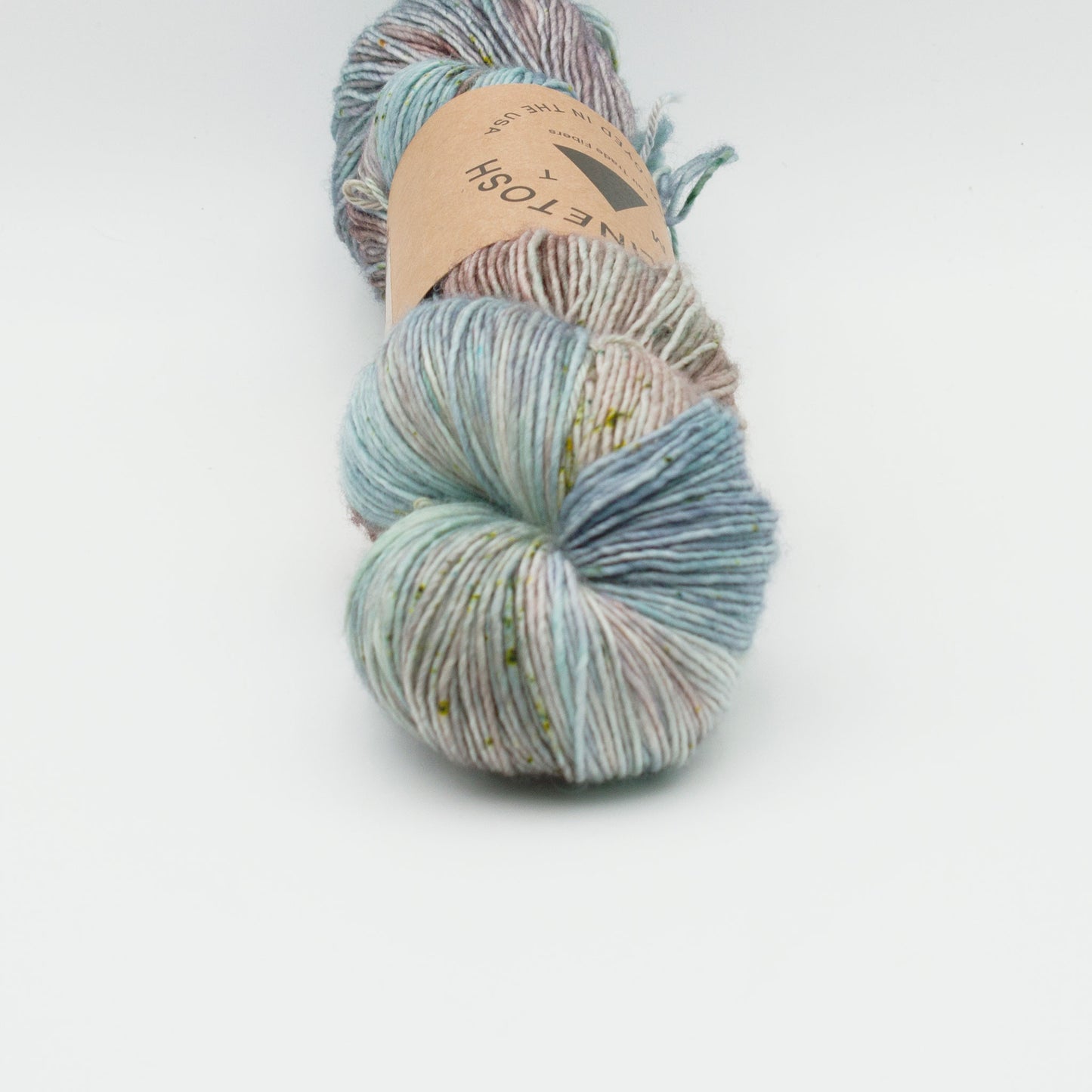 Gros plan sur un écheveau de Tosh Merino Light (TML) de Madeline Tosh coloris Wash House