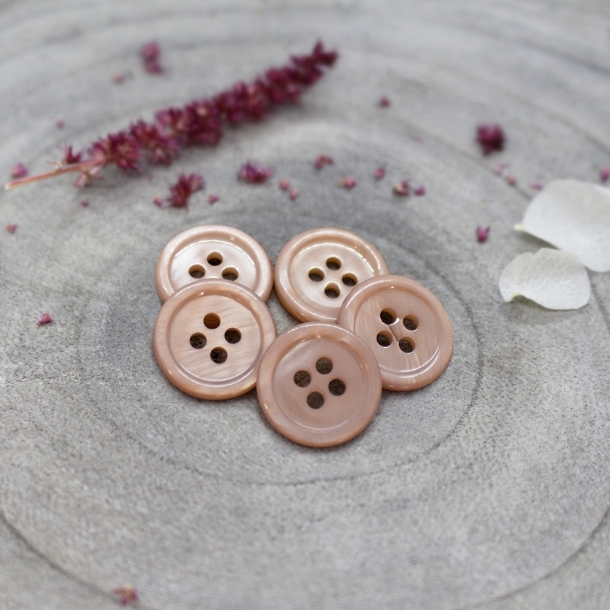 Boutons de 15 mm à quatre trous Bliss d'Atelier Brunette, en nacre vernie, coloris Maple (beige nude)