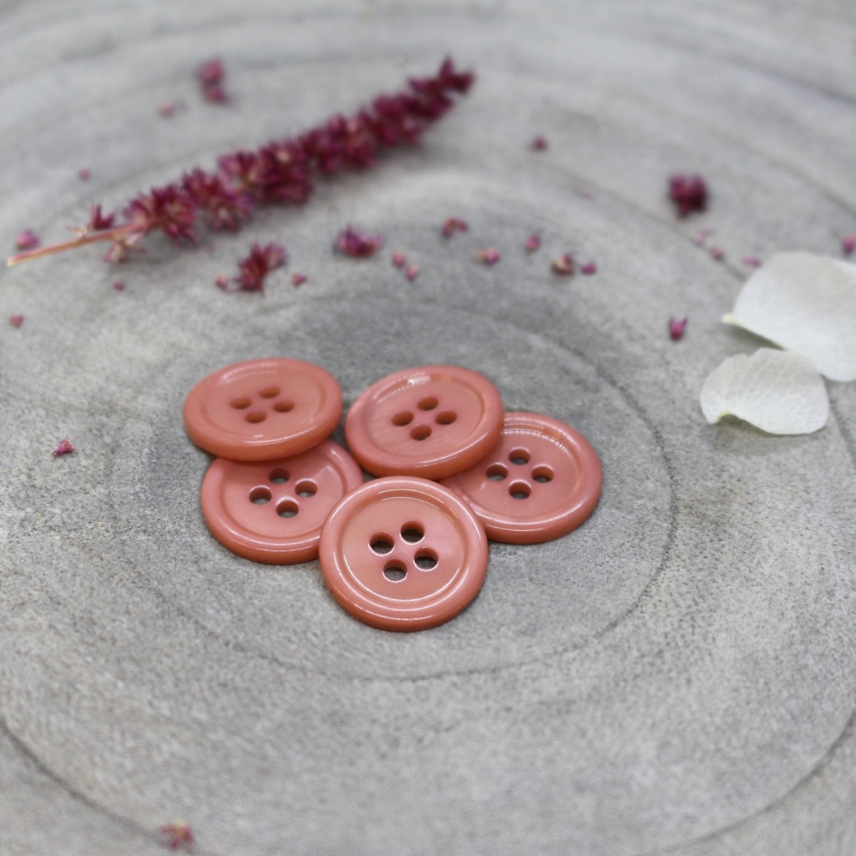 Boutons de 15 mm à quatre trous Bliss d'Atelier Brunette, en nacre vernie, coloris Melba (pêche)