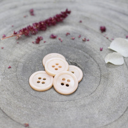 Boutons de 15 mm à quatre trous Bliss d'Atelier Brunette, en nacre vernie, coloris Powder (rose fleur de cerisier)