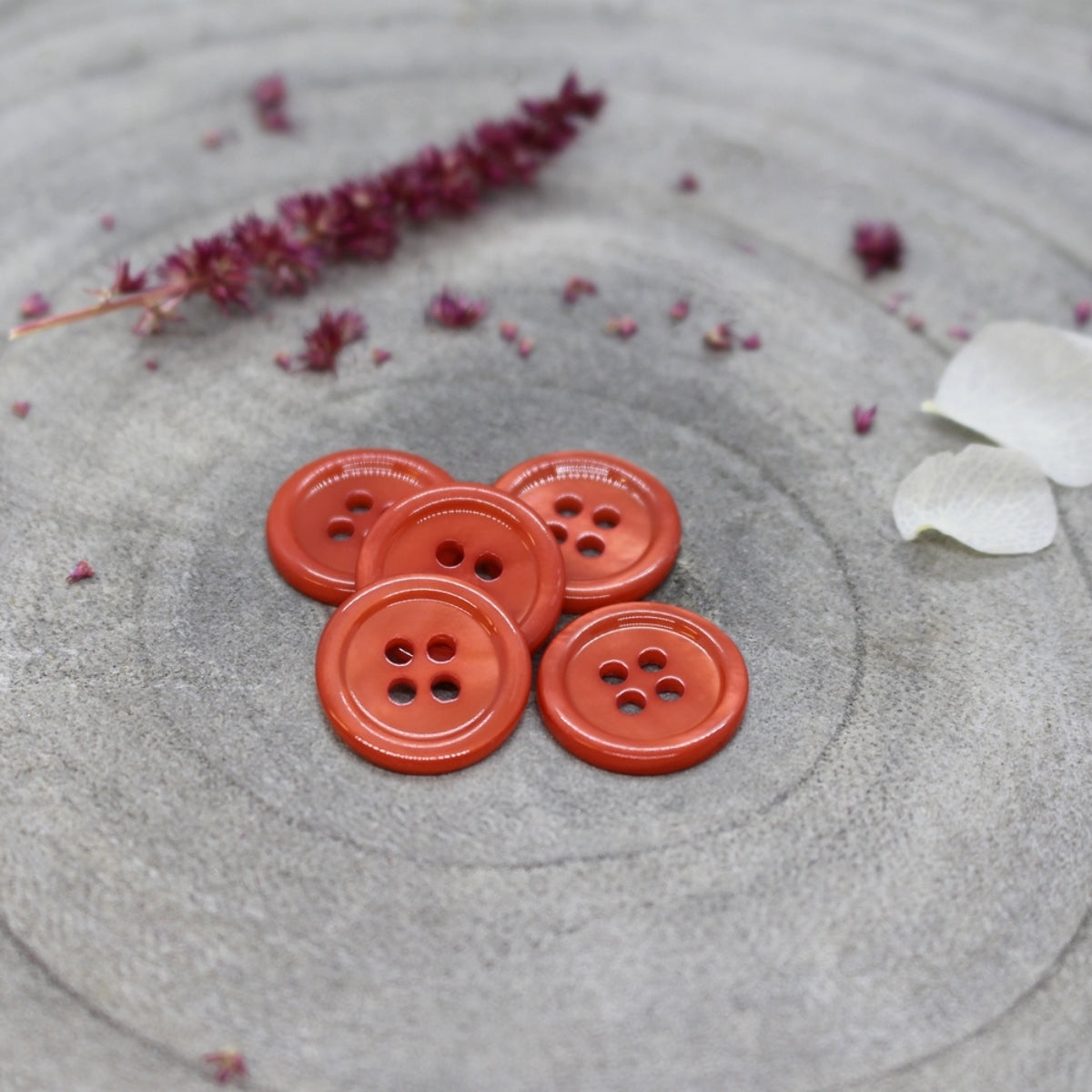 Boutons de 15 mm à quatre trous Bliss d'Atelier Brunette, en nacre vernie, coloris Tangerine (orange rouille)