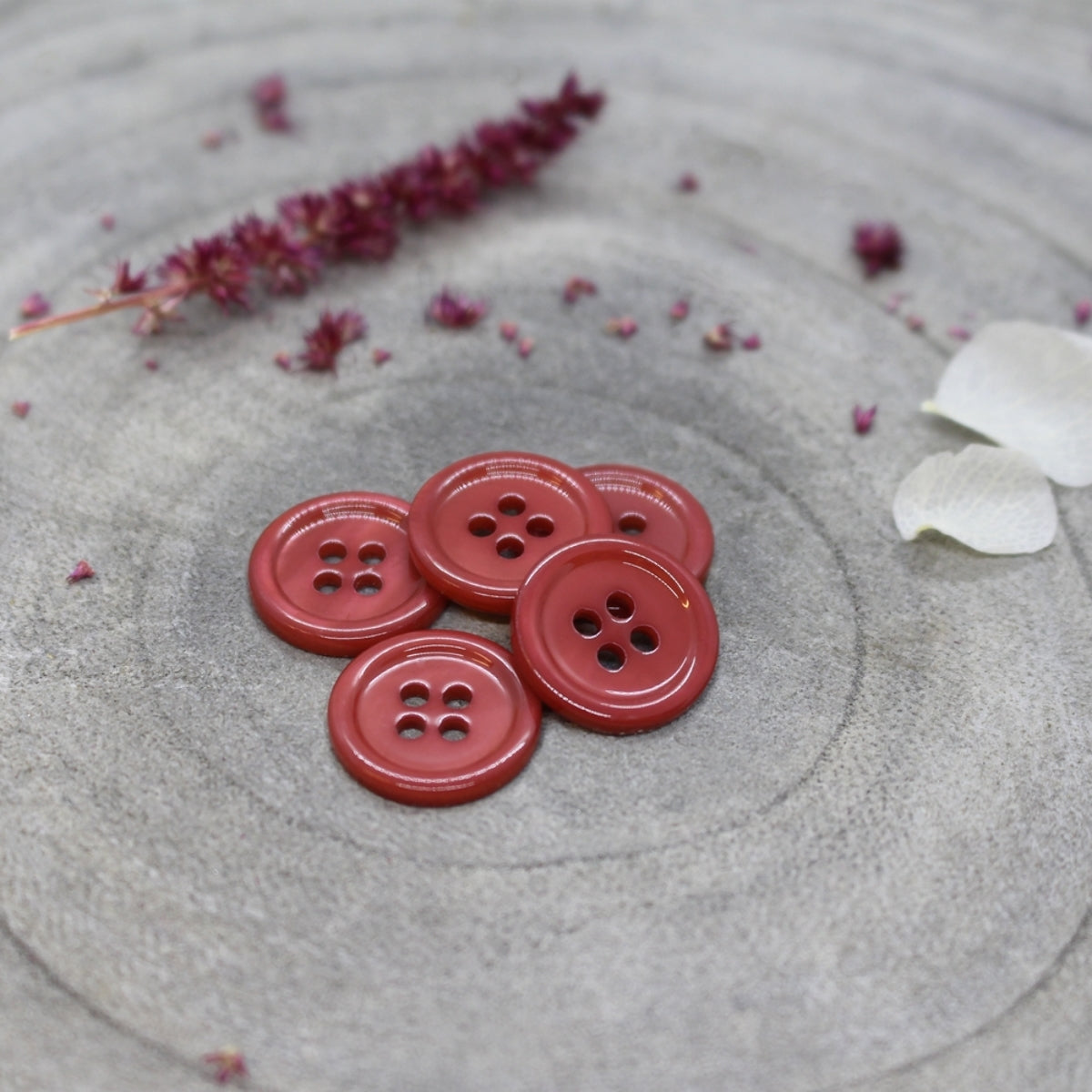 Boutons de 15 mm à quatre trous Bliss d'Atelier Brunette, en nacre vernie, coloris Terracotta