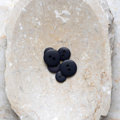 Boutons Classic Matte d'Atelier Brunette coloris Night / Deep Charcoal