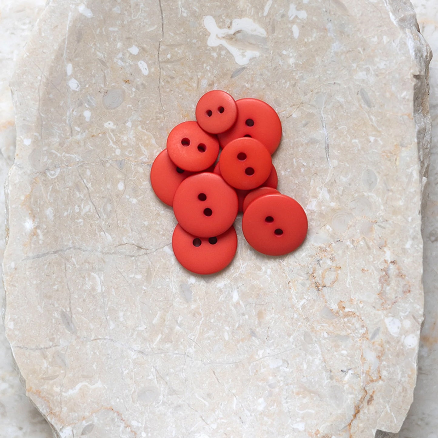 Boutons Classic Matte d'Atelier Brunette coloris Poppy Tangerine