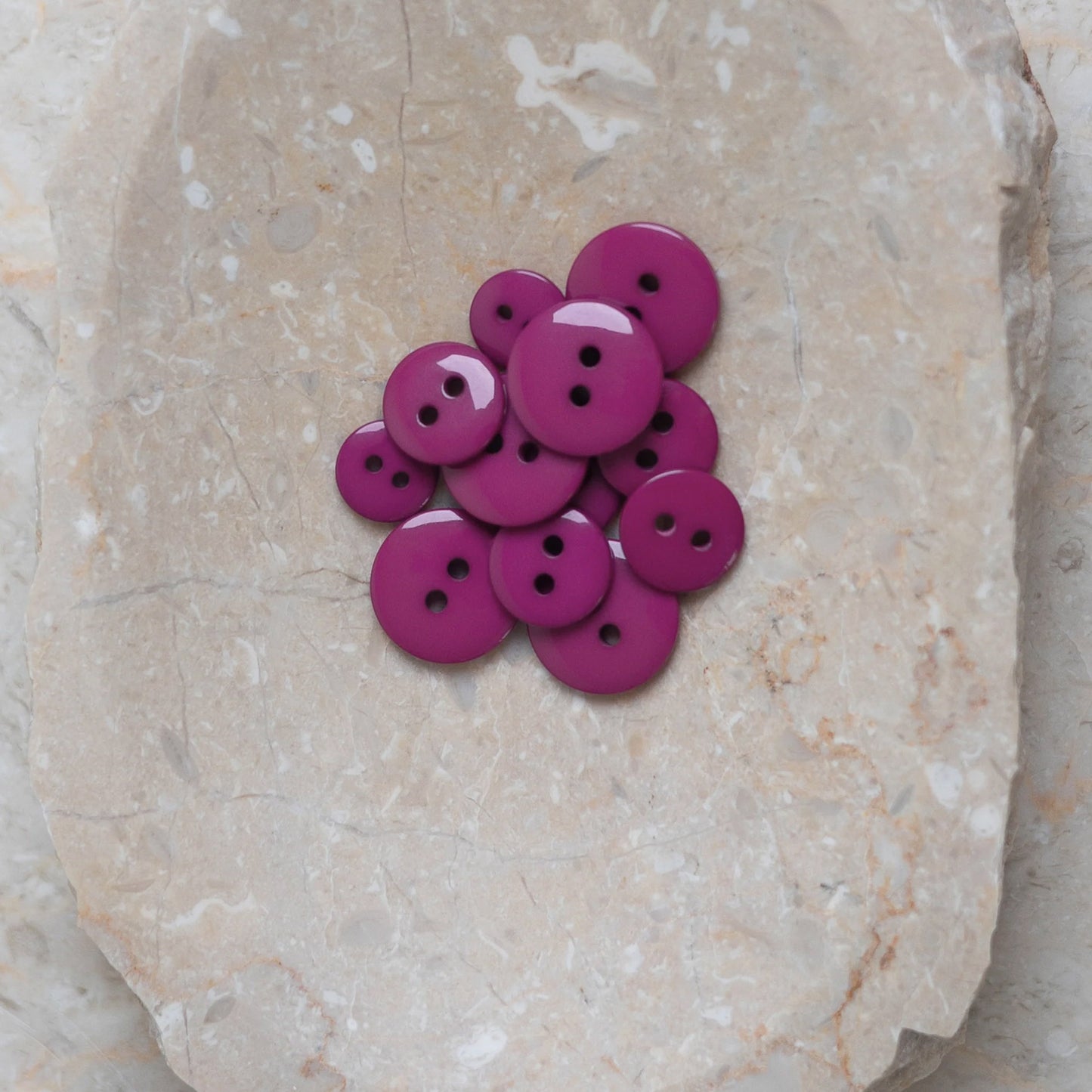 Boutons Classic Shine d'Atelier Brunette coloris Dahlia