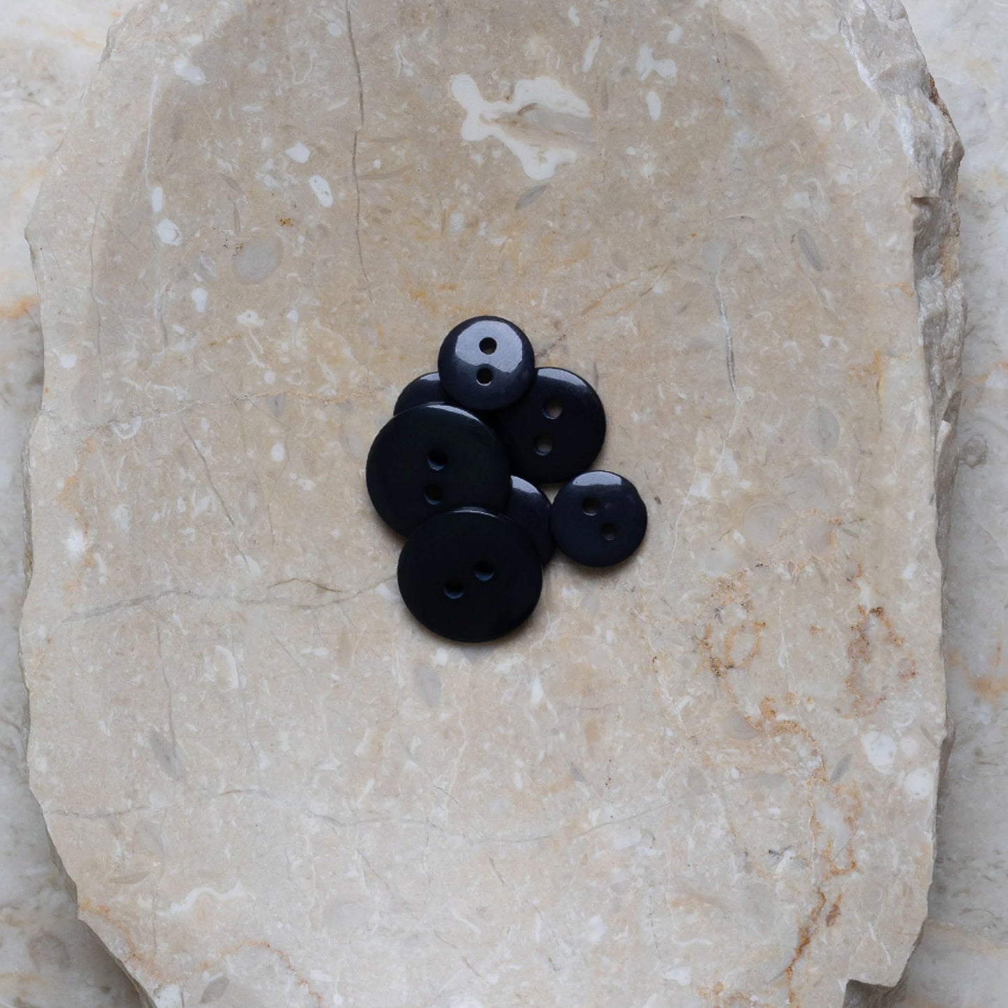 Boutons Classic Shine d'Atelier Brunette coloris Night / Deep Charcoal