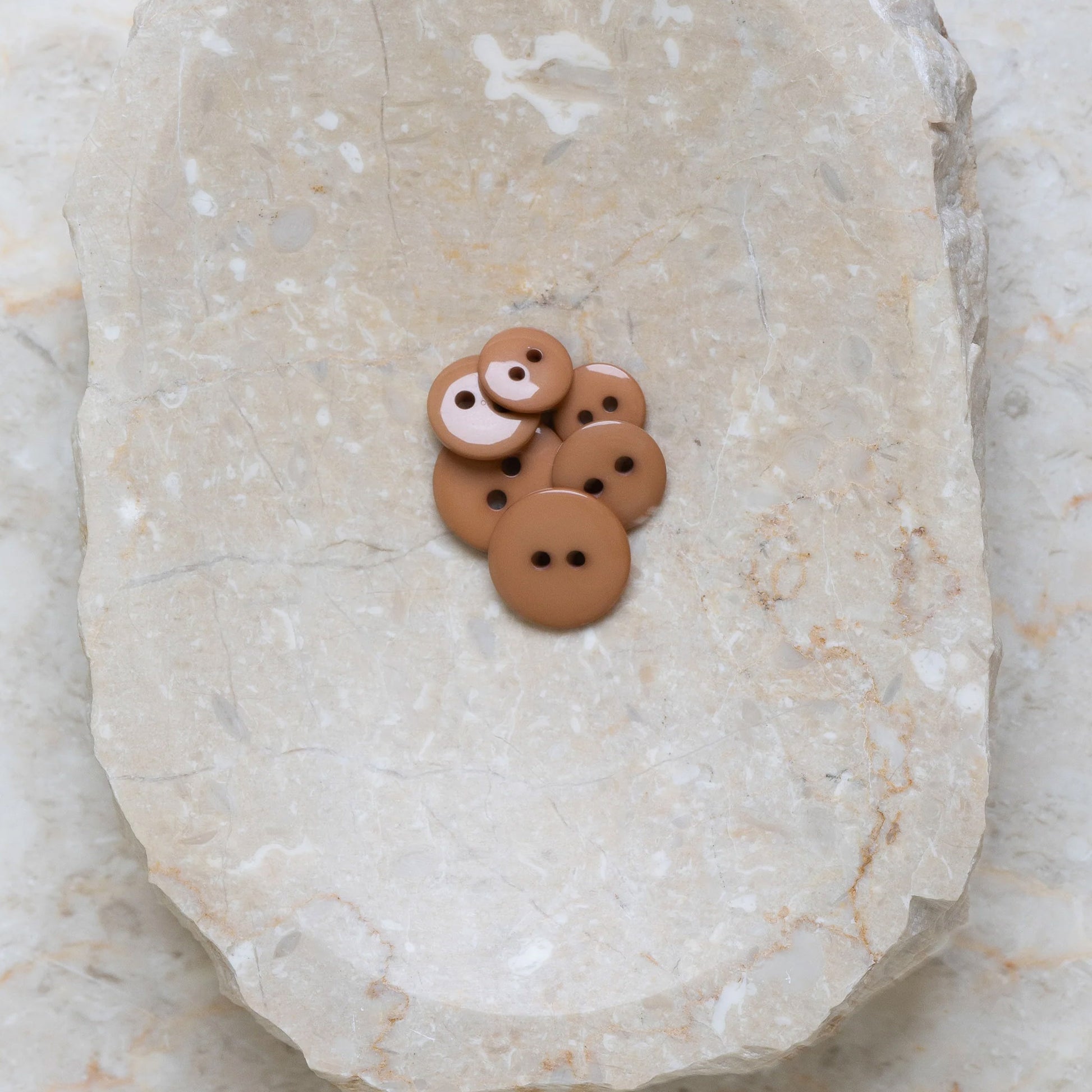 Boutons Classic Shine d'Atelier Brunette coloris Pecan Pie