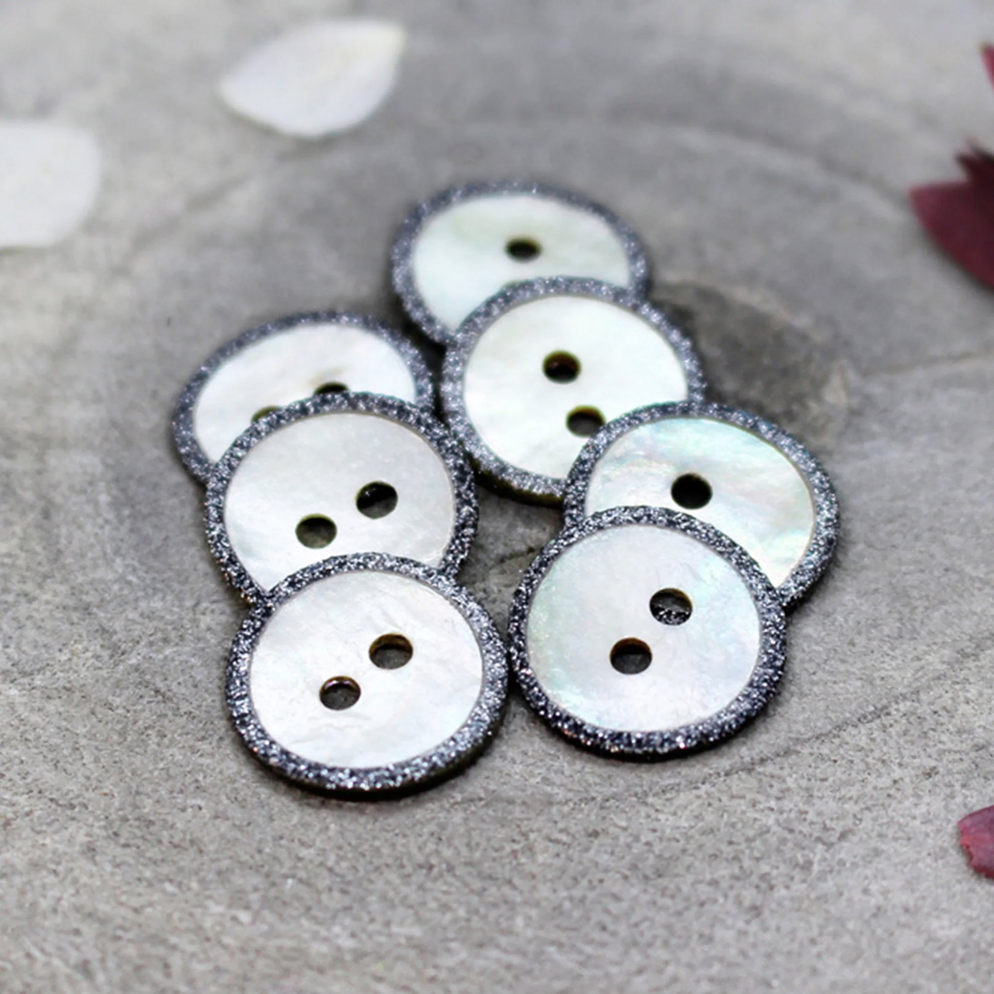 Boutons Atelier Brunette modèle Glitz, coloris Night / Deep Charcoal