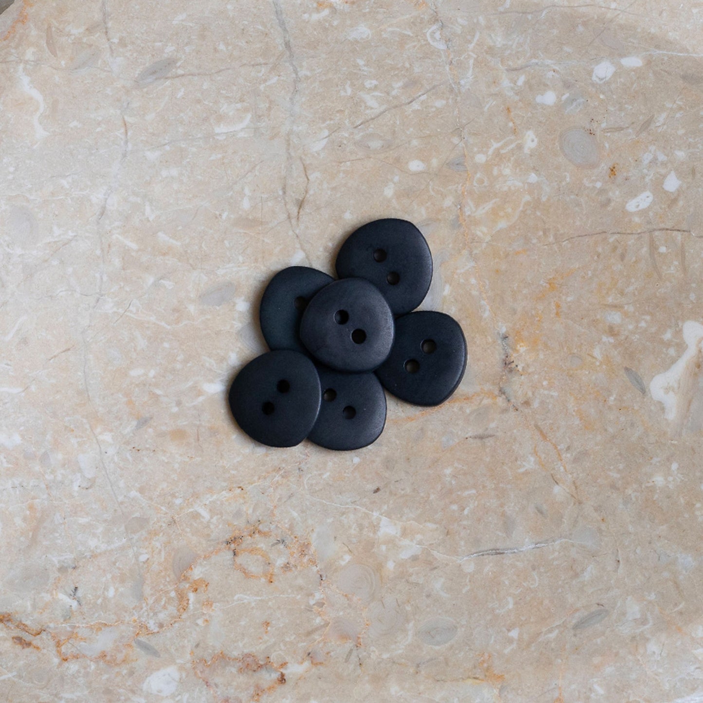 Boutons Jaipur d'Atelier Brunette coloris Night / Deep Charcoal