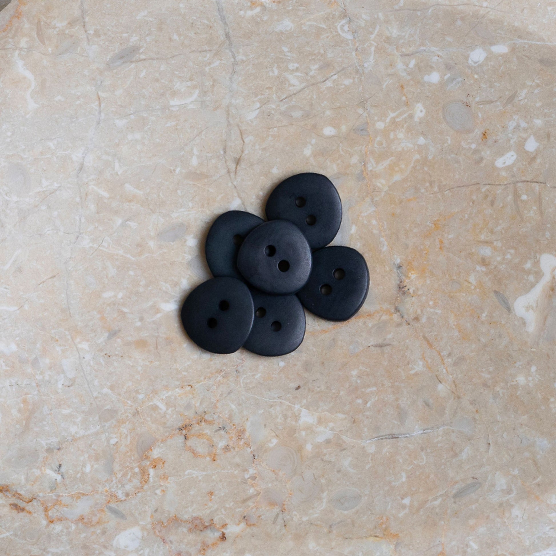 Boutons Jaipur d'Atelier Brunette coloris Night / Deep Charcoal