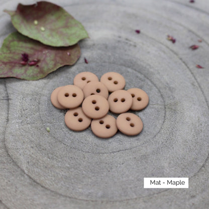 Boutons deux trous, en polyester teinté, de 12 mm, Classic Mat d'Atelier Brunette coloris Maple (beige orangé)