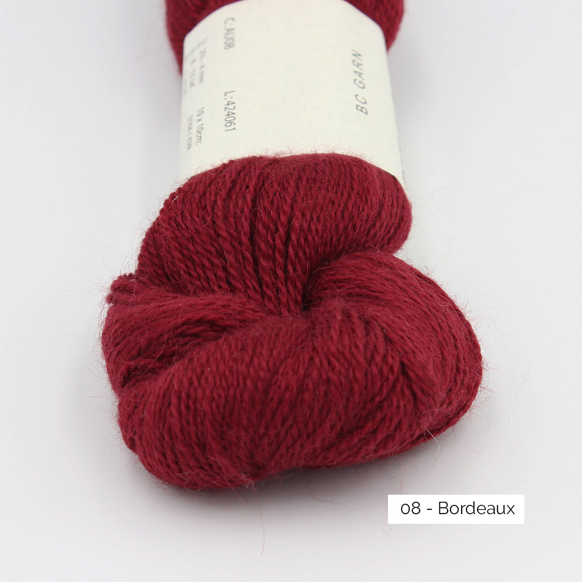 Gros plan sur la texture et la couleur d'un écheveau de Baby Alpaca de BC Garn, coloris 08 Bordeaux