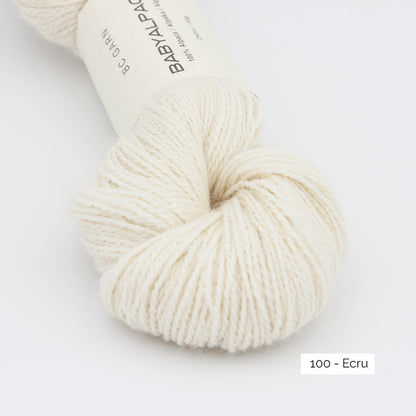 Gros plan sur la texture et la couleur d'un écheveau de Baby Alpaca de BC Garn, coloris 100 Ecru