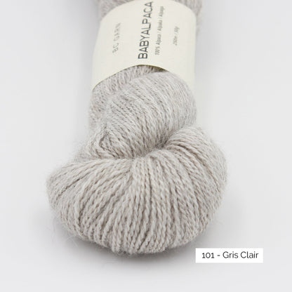 Gros plan sur la texture et la couleur d'un écheveau de Baby Alpaca de BC Garn, coloris 101 Gris clair