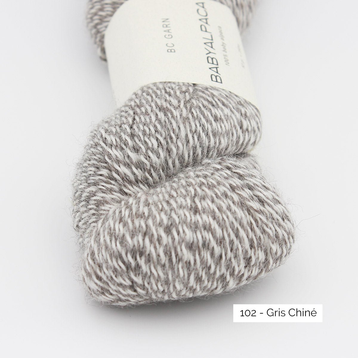 Gros plan sur la texture et la couleur d'un écheveau de Baby Alpaca de BC Garn, coloris 102 Gris chiné