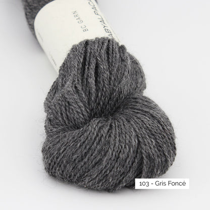 Gros plan sur la texture et la couleur d'un écheveau de Baby Alpaca de BC Garn, coloris 103 Gris Foncé